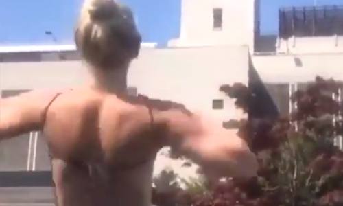 Vrolijke dame gunt gevangenen ook wat en ontbloot haar boezem (video)