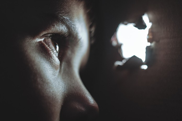 CREEPY. Huurders ontdekken dat makelaar stiekem inwoont bij hen