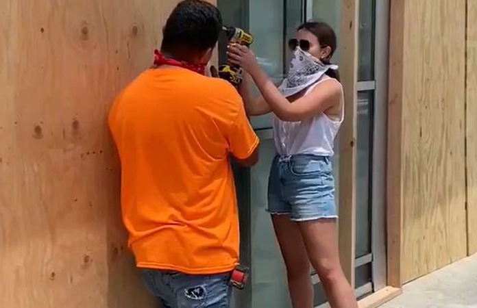 Journaliste ‘helpt’ met heropbouw na rellen, maar het blijkt voor de Instagram-likes te zijn (video)