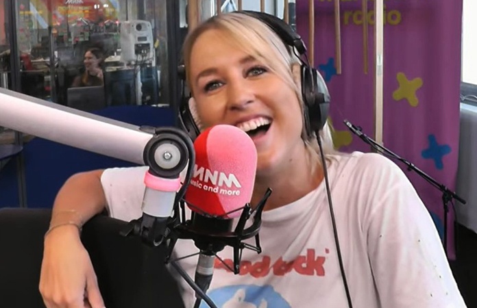 Kat Kerkhofs belt met jeugdliefde: “Toen we net zouden kussen, begon ik je te negeren” (video)