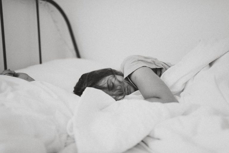 Met deze 10 tips slaap je beter in de hitte