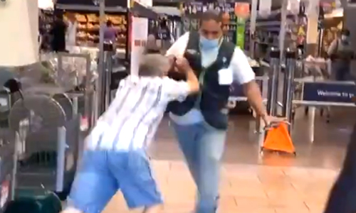 WOW: Man weigert mondmasker te dragen in winkel en gaat flink tekeer. Slecht plan, zo blijkt! (video)