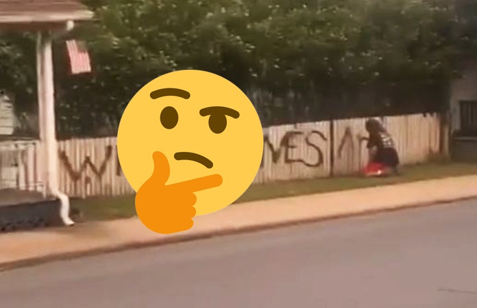 Man probeert ‘White Lives Matter’ op hek te verven, maar maakt gênante blunder (video)