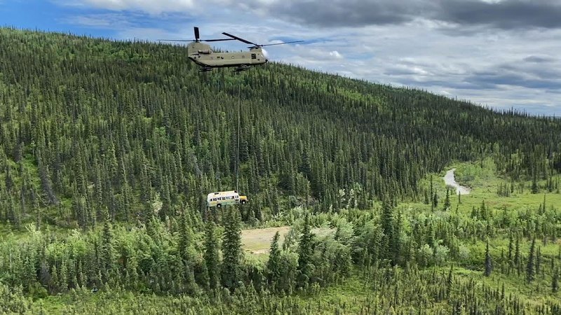 Alaska verwijdert iconische, maar “levensgevaarlijke” bus uit ‘Into the Wild’ (video)