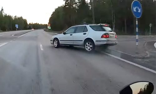 LEVENSGEVAARLIJK: Twijfelende automobilist had motard bijna stevig te pakken (video)