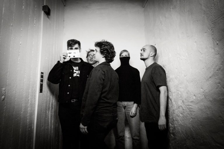 #STAGELIFE. Whispering Sons: “We kregen al eens een bdsm-act als voorprogramma”