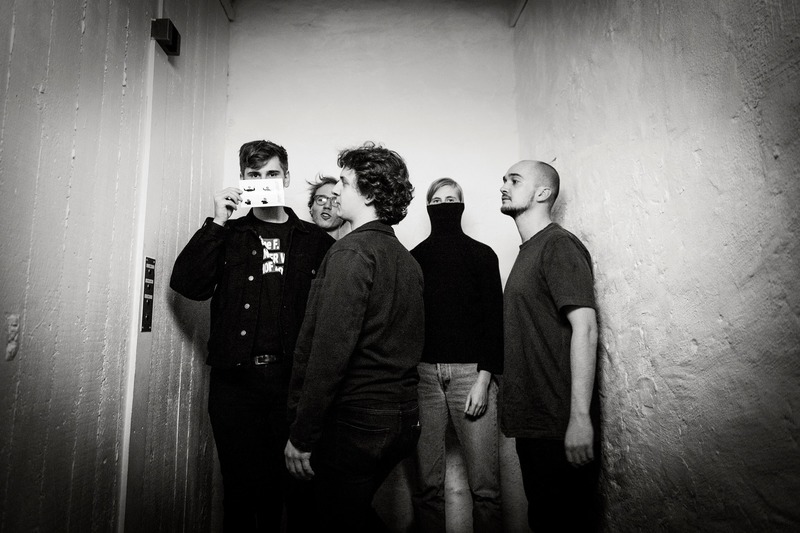 #STAGELIFE. Whispering Sons: “We kregen al eens een bdsm-act als voorprogramma”