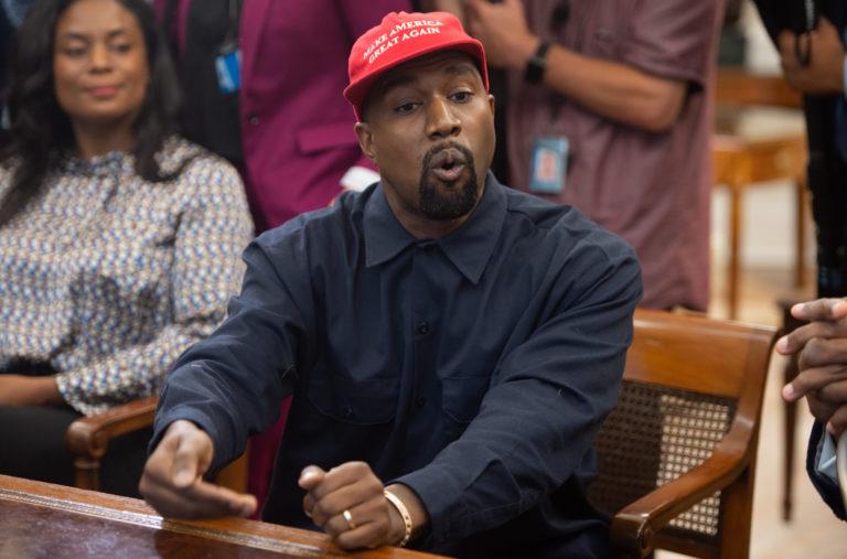 Kanye West in tranen bij eerste campagnebijeenkomst: “Heb bijna mijn dochter vermoord” (video)
