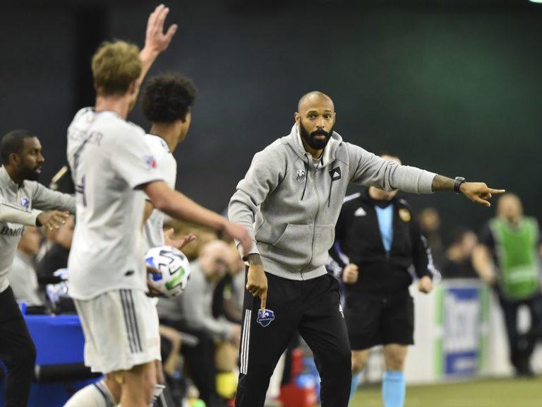 Pakkende actie van Thierry Henry: voetballegende knielt exact 8 minuten en 46 seconden (video)