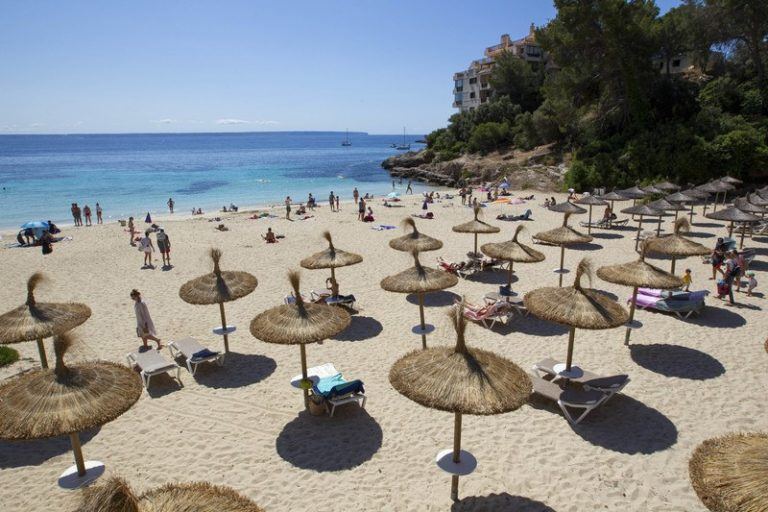 Ibiza en Mallorca verplichten mondmasker overal… behalve op het strand