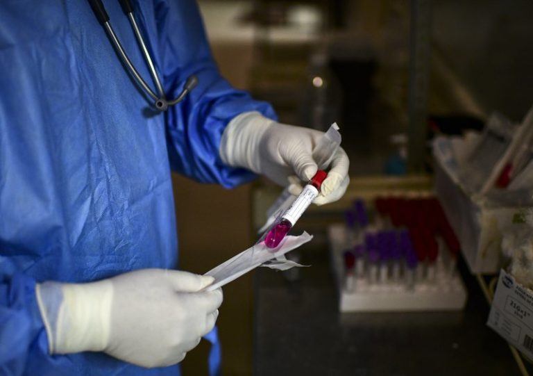Britse epidemioloog: “Coronavirus sluimerde misschien al jaren over heel de wereld”