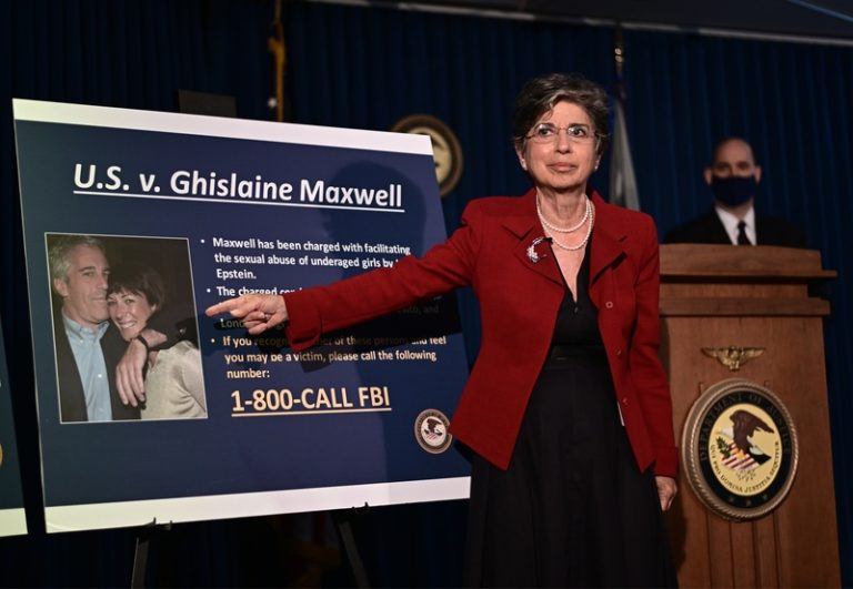 Zorgen voor Bill Clinton?: “Ghislaine Maxwell heeft tal van sekstapes van vrienden van Epstein”