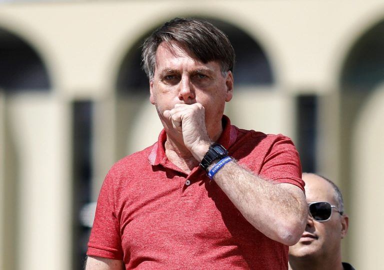 Besmette Braziliaanse president Bolsonaro praat zonder mondmasker met straatvegers