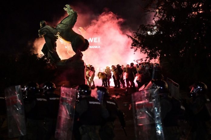 protest in servië wegens invoering avondklok