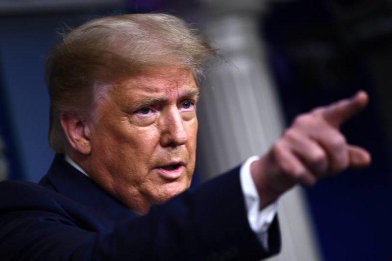 HILARISCH. Trump bewijst hoe intelligent hij is door vijf woorden te herhalen (video)