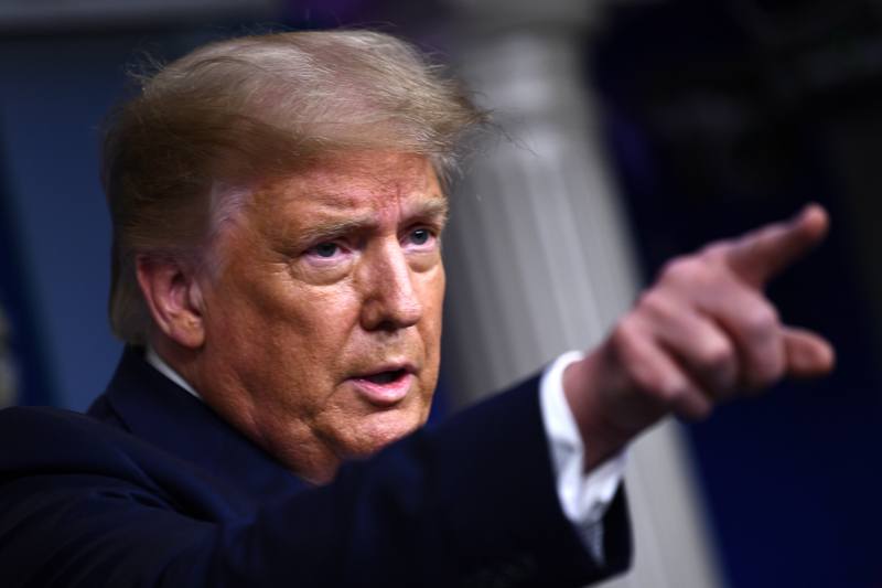 HILARISCH. Trump bewijst hoe intelligent hij is door vijf woorden te herhalen (video)