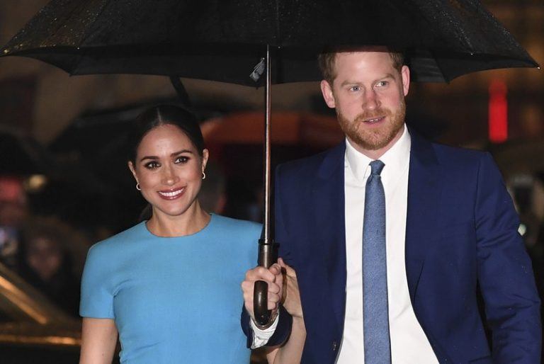 Drones, helikopters en gaten in omheining: Harry en Meghan trekken naar rechter