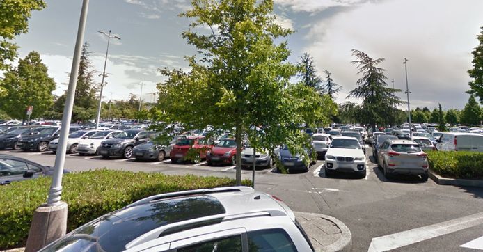 Boze ouders sluiten kinderen op in bloedhete auto, politie redt ze