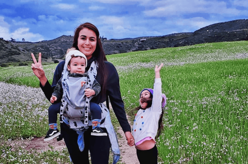Vrouw ontslagen omdat ze haar kinderen niet stil kon houden tijdens werktelefoontjes