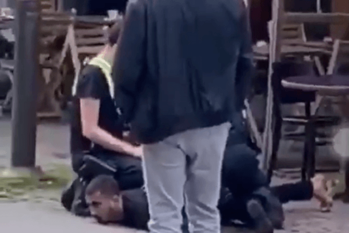 Man overleden na politietussenkomst bij Antwerps station: #MurderInAntwerp en #JusticeForAkram gaan viraal