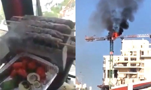 Rustig even barbecueën in een hoge kraan? Dat had hij toch maar beter NIET gedaan! (video)