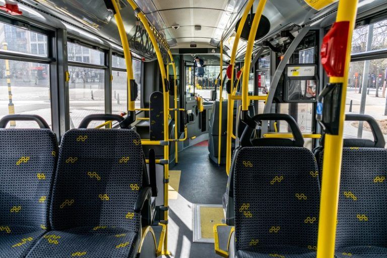 De Lijn test binnenkort permanente spatschermen in bussen