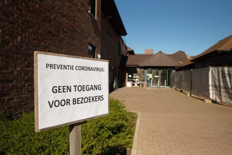 Minimaal één bezoeker per week in woonzorgcentra, Erika Vlieghe overweegt ontslag