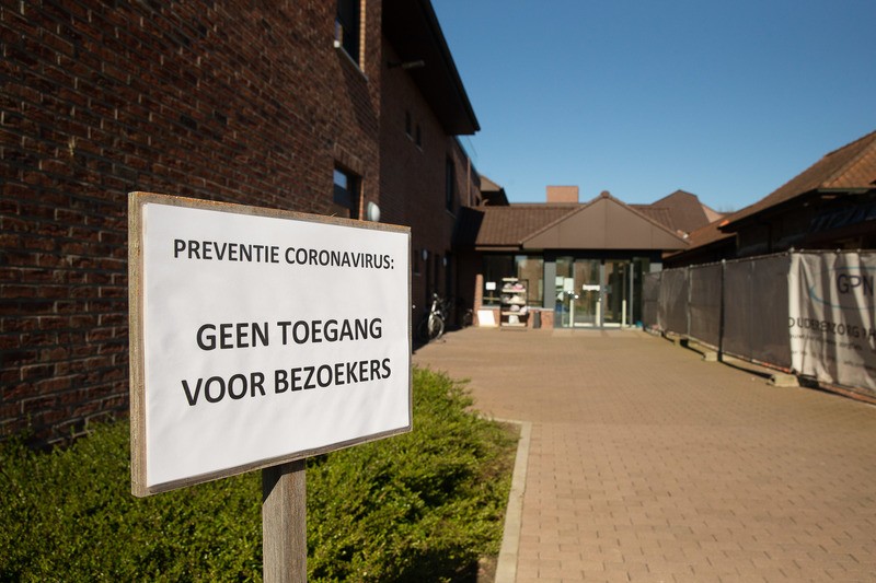 Minimaal één bezoeker per week in woonzorgcentra, Erika Vlieghe overweegt ontslag