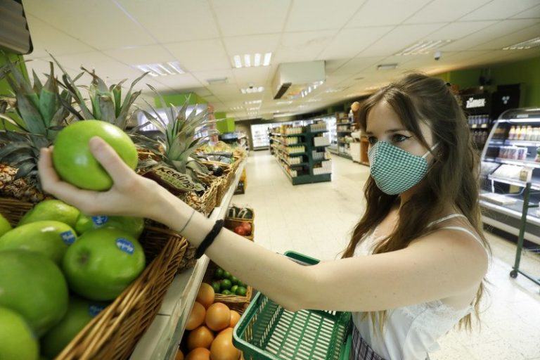 Mondmaskers zijn vanaf morgen verplicht in winkels en bioscopen