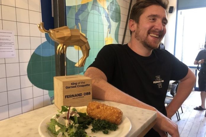 Brusselse snackbar Fernand Obb gekroond tot ‘Koning van de Garnaalkroket’