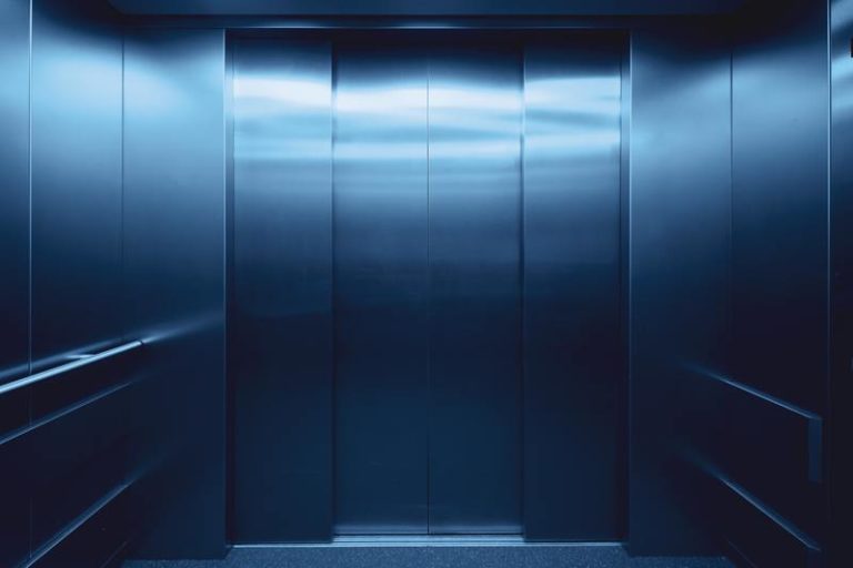 Besmette vrouw nam één keer alleen de lift, nadien raakten 71 anderen besmet met corona