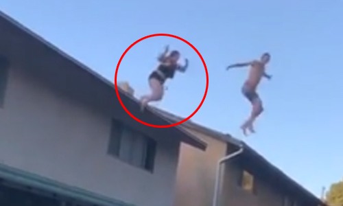 PIJNLIJK: Dame wil vanop dak in zwembad springen, maar dat gaat stevig fout (video)