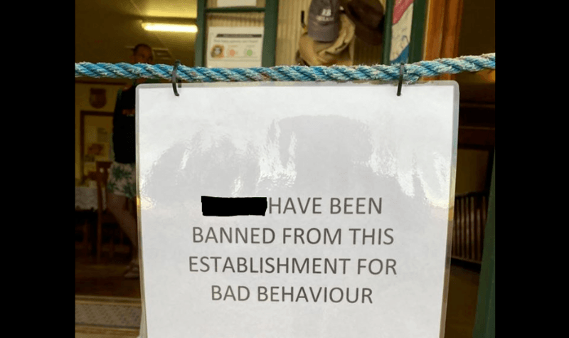 Pub moet twee bijzondere gasten bannen: “ze halen met hun lange nek de toast uit je broodrooster”