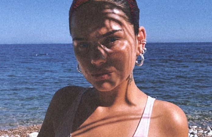 Famke Louise verrast haar volgers met pittig detail op DEZE bikinifoto