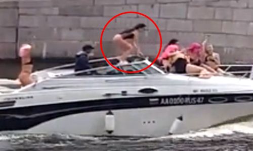 PIJNLIJK: Feestende dame ontdekt waarom je soms beter blijft zitten op een bootje (video)