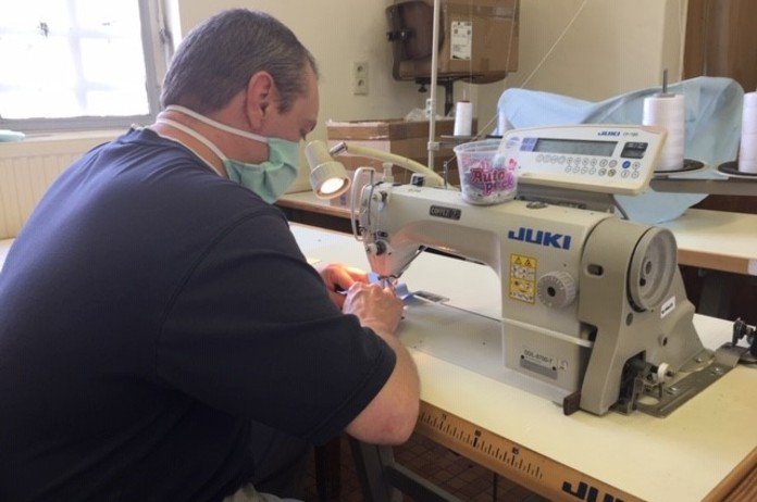 PORTRET. Gedetineerde Xavier maakt mondmaskers: “Zo kan ik iets terugdoen voor de samenleving”