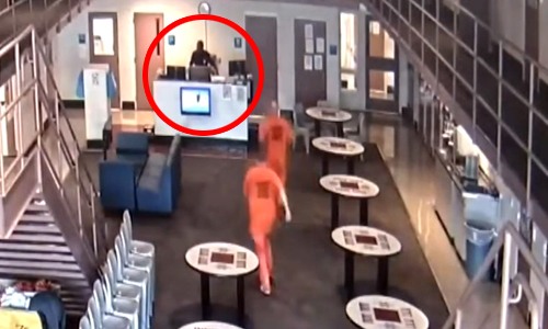 HELDEN: Gevangenen stormen hun cel uit om bewaker te redden (video)