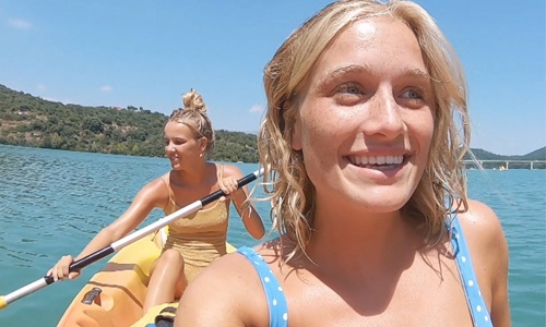 Julie Vermeire geniet samen met vriendin van een heerlijke tocht op het water: “Mijn broek zakt af!” (video)