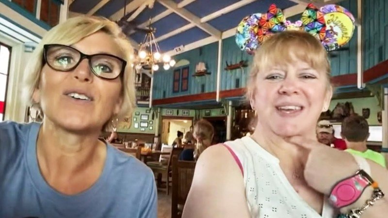 YouTuber met dood bedreigd door beelden van zieke vriendin in Disney World (video)