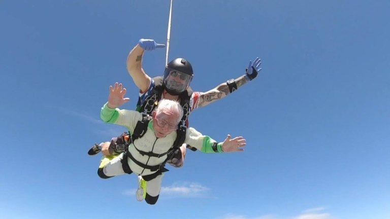 VIDEO. 103-jarige durfal verbreekt wereldrecord tandem-skydiven