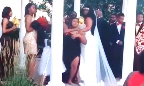 Man staat op punt om te trouwen, maar plots zorgt ZWANGERE dame voor ophef: “Ik draag jouw baby!” (video)