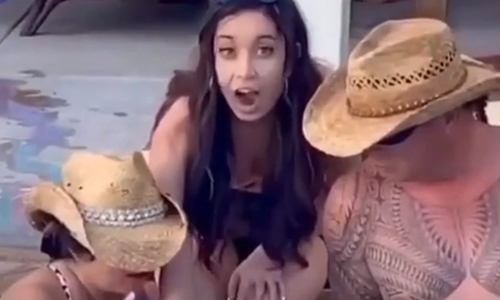 Hij stuurt een pikant bericht naar zijn vriendin terwijl haar ouders meekijken. Haar papa? Niet blij! (video)