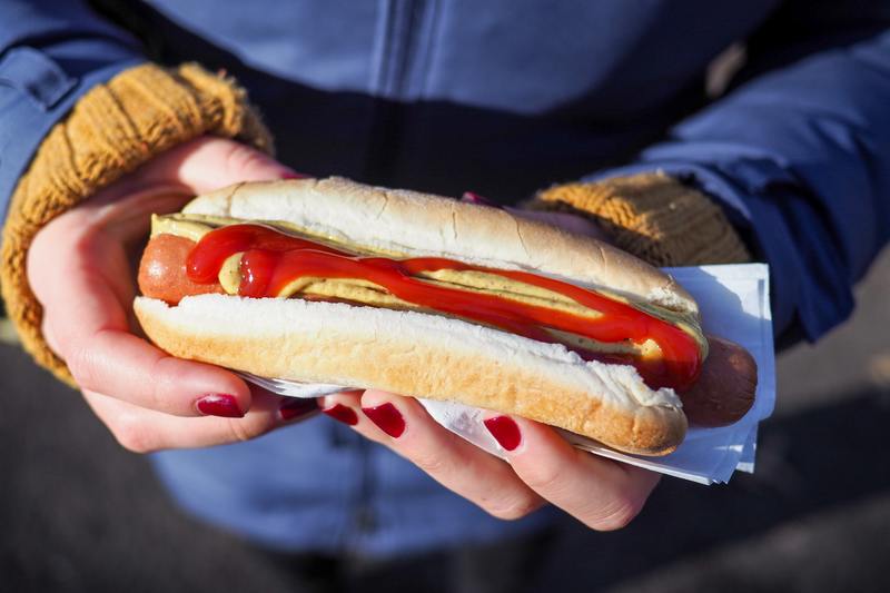 Zoveel hotdogs kan je in 10 minuten eten, volgens de wetenschap