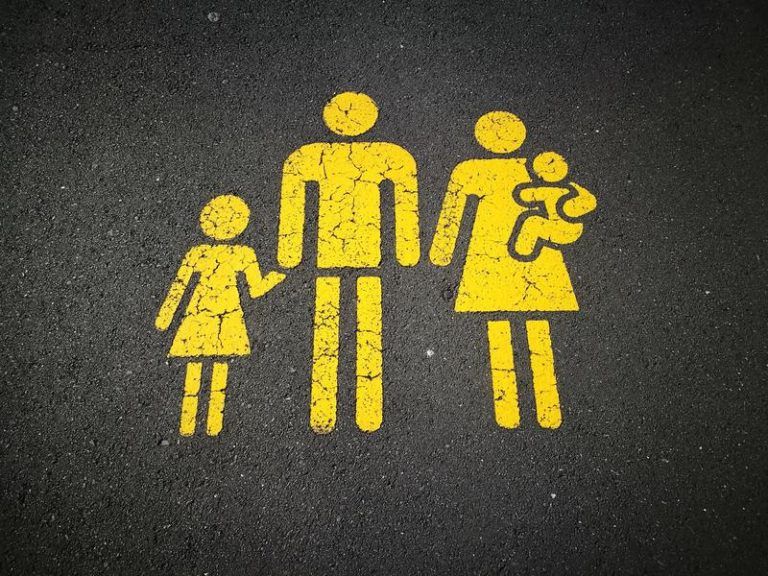 Wetenschap bewijst dat dit familielid thuis de grappigste is