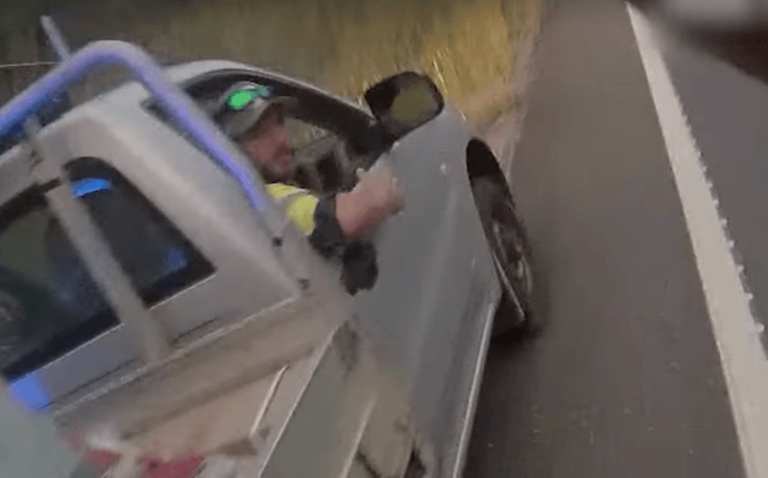 BIZAR. Politie stopt wegpiraat, maar die is in gevecht met levensgevaarlijk dier