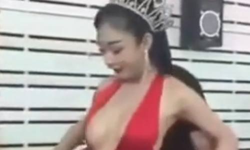 Ze verdient goed haar kost door ‘pikant fotomomentje’ op straat aan te bieden (video)