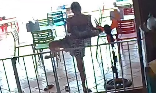 PIJNLIJK: Dame wil met VOL dienblad over hekje stappen. ’t Was niet haar beste plan ooit… (video)