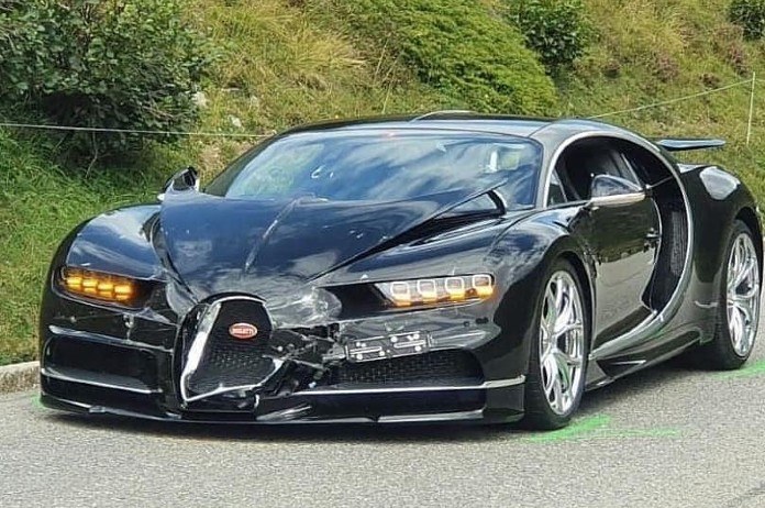 Peperdure brokken: botsing tussen Mercedes, Bugatti en Porsche (foto)