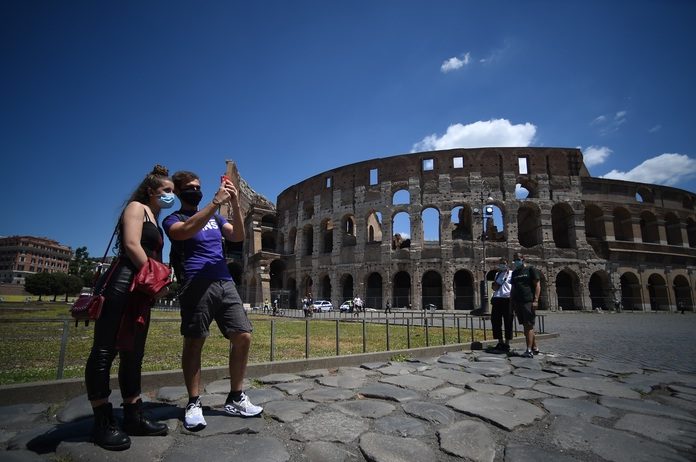 Italië sluit discotheken en verplicht mondmaskers in de avond