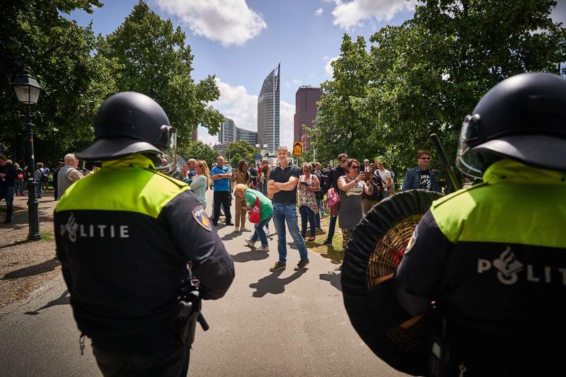 Honderden betogers tegen coronaregels in Nederlandse steden